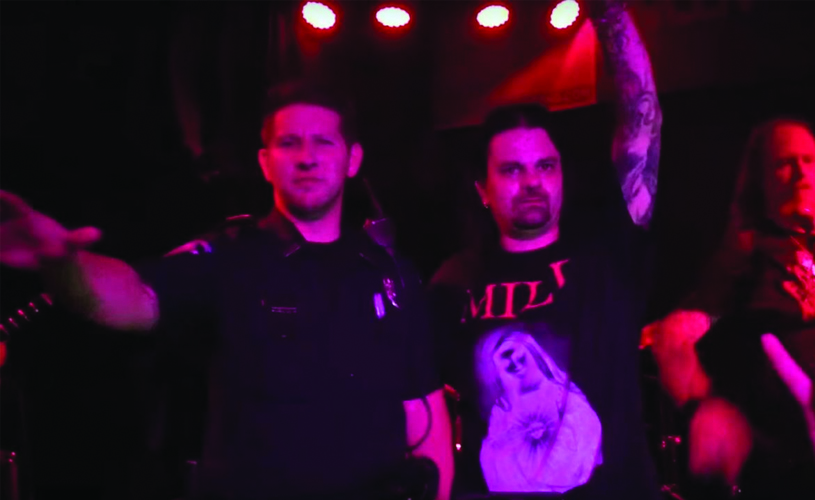 Polícia sobe ao palco durante concerto de banda de Death Metal… e foi despedido
