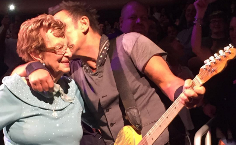 Bruce Springsteen dança com a mãe no Madison Square Garden