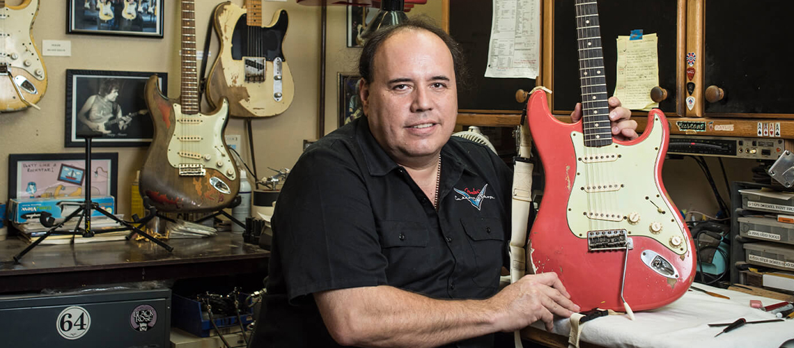 John Cruz Cria a Sua Própria Marca de Guitarras