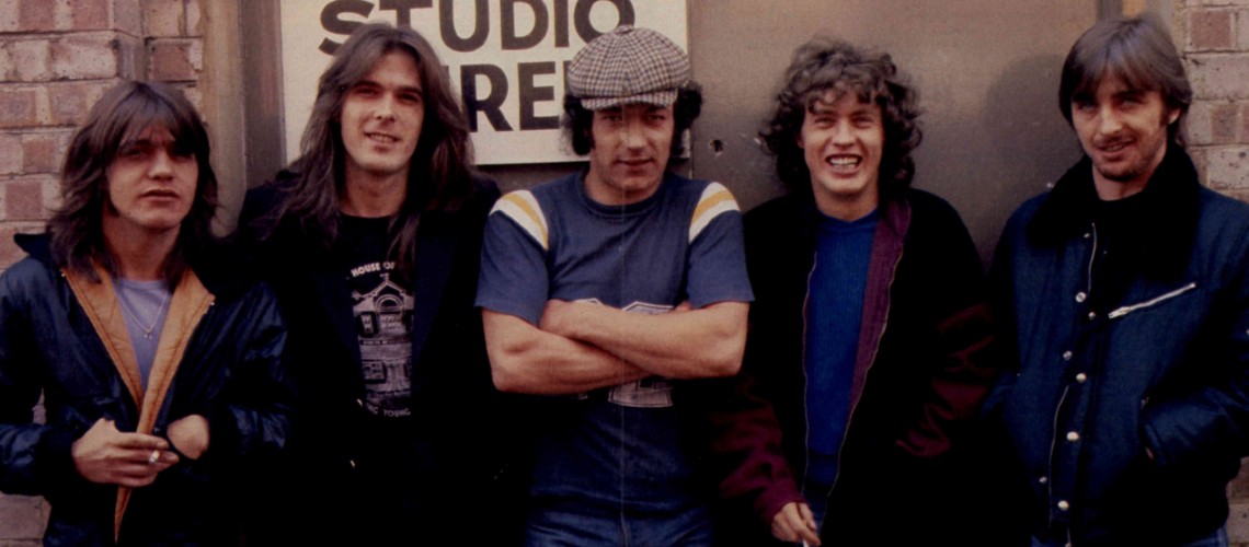 Back In Black: As Guitarras, o Luto e a Glória dos AC/DC