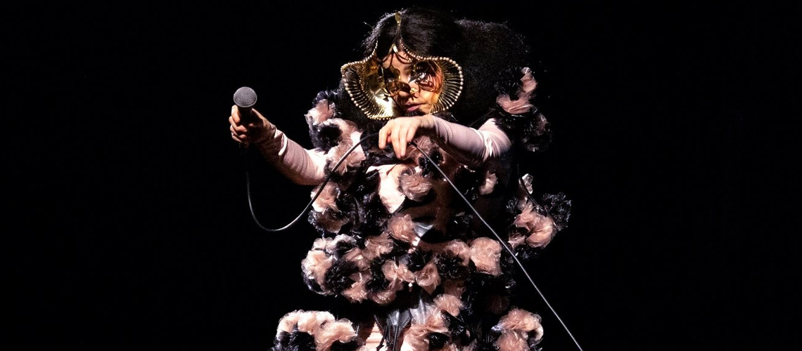 Livestream: Björk com orquestra em dose tripla e solidária