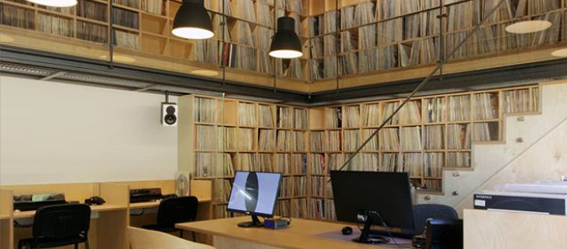 Fonoteca Municipal Do Porto Abre Com Mais De 35 Mil Discos Para Escuta Livre