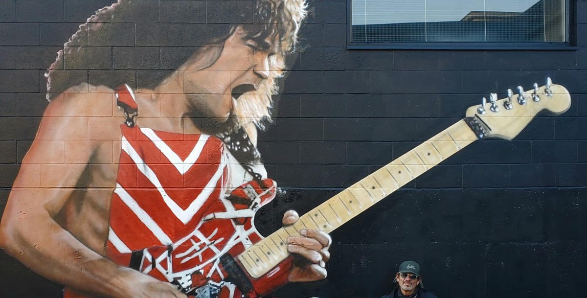 Victoria Tem Mural Gigante Em Homenagem A Eddie Van Halen 