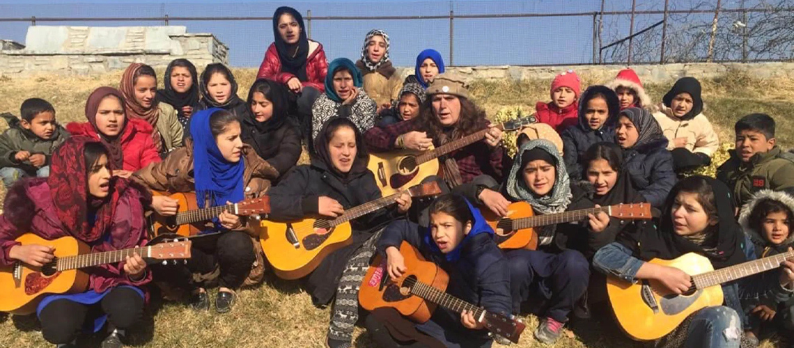 Tom Morello Faz Apelo Para Retirar do Afeganistão Raparigas Que Tinham Aulas de Guitarra