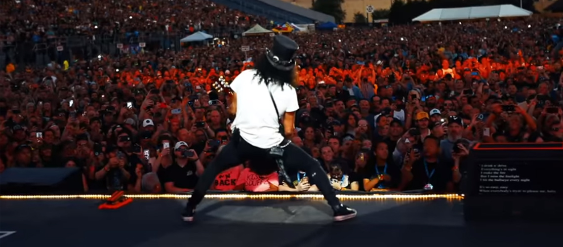 Guns N’ Roses Surpreendem com Versão de “I Wanna Be Your Dog” no Regresso aos Palcos [VÍDEO]