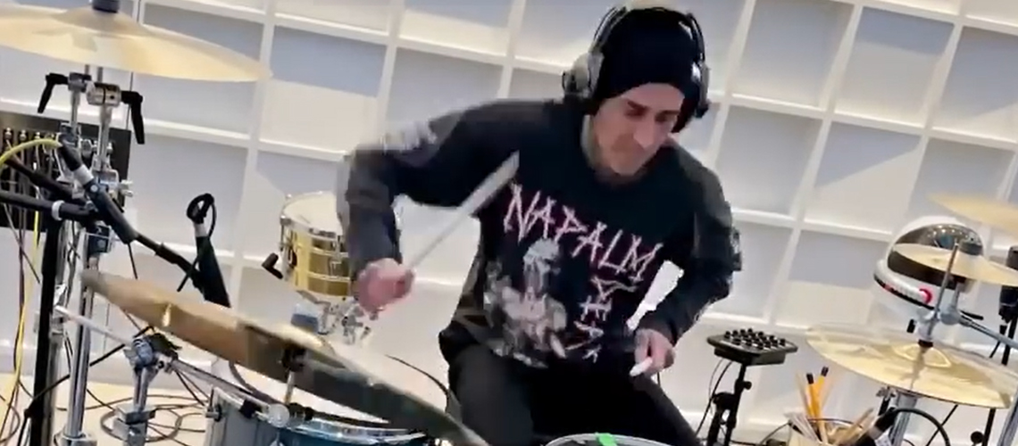 Travis Barker Dá Peso a “Easy on Me” de Adele