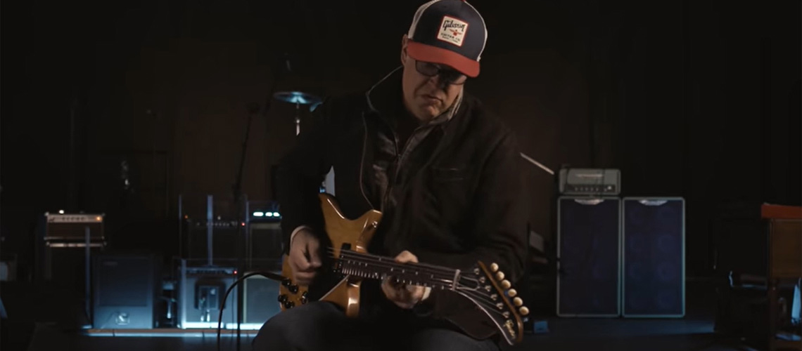 A nova Gibson Theodore aterra nas mãos de Joe Bonamassa