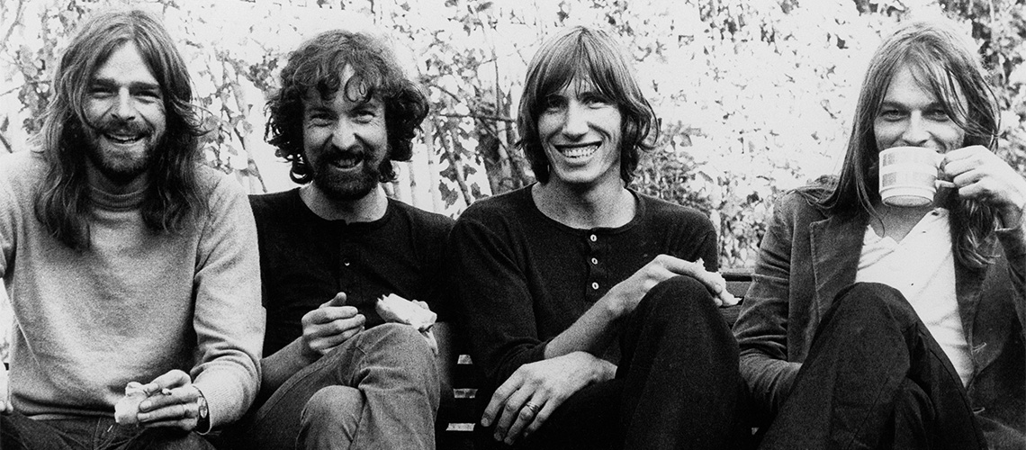 Pink Floyd lançam edição remasterizada de “The Dark Side Of The Moon” e álbum ao vivo de 1974 [STREAMING]