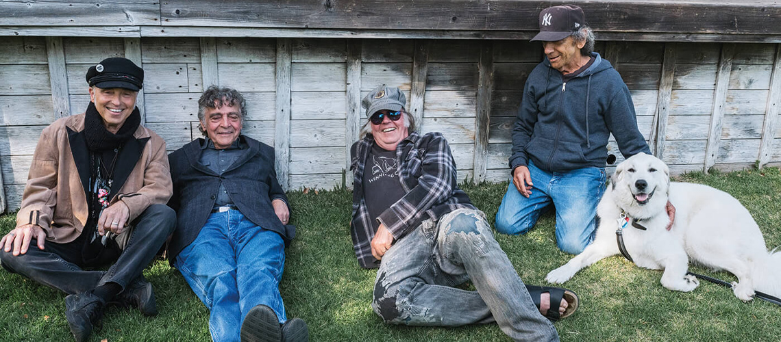 Neil Young reúne os Crazy Horse para uma tour e anuncia novo álbum “FU##IN’ UP”