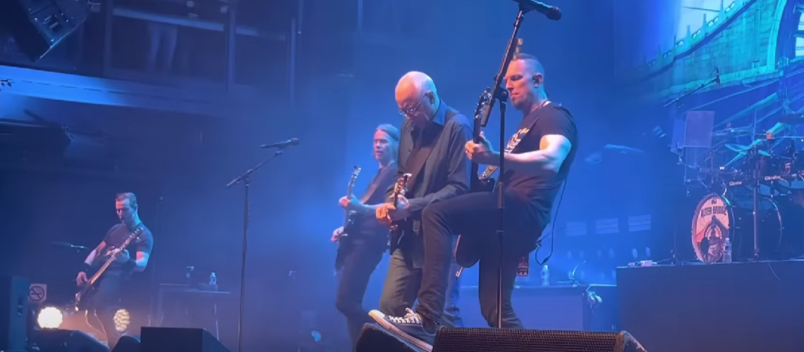 Paul Reed Smith, fundador da marca de guitarras PRS, toca com os Alter Bridge [Vídeo]