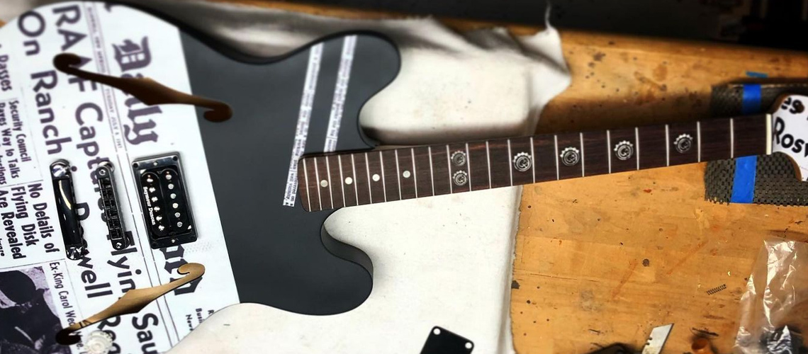Tom Delonge, dos Blink 182, mostra a sua nova Custom Shop Fender Starcaster