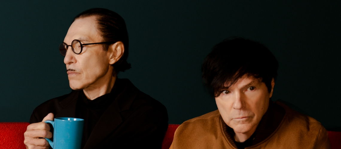 “The Girl is Crying in Her Latte” é o novo disco dos Sparks [STREAMING]