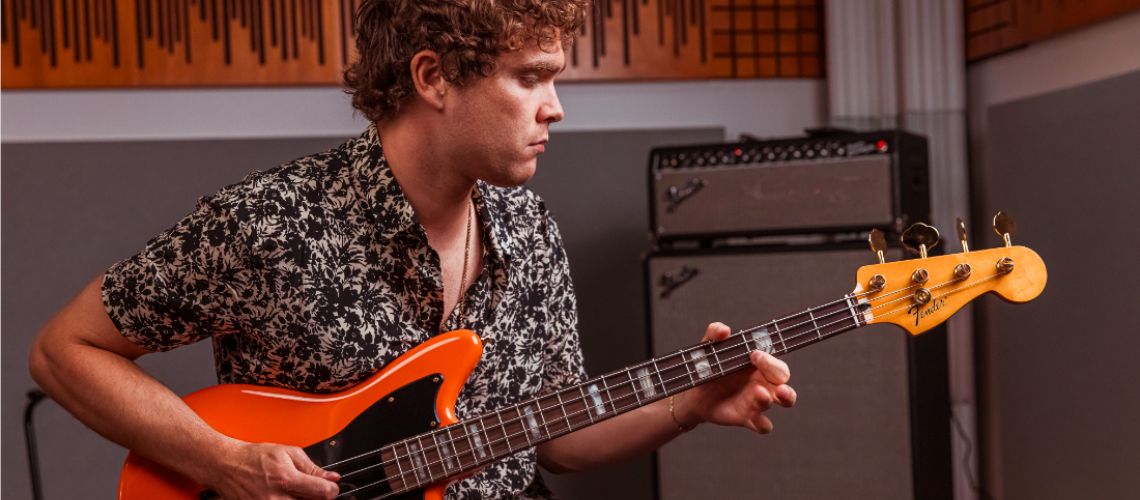 Fender lança o vistoso Mike Kerr Jaguar Bass