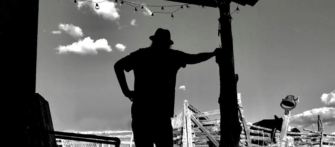 Neil Young reinterpreta canções clássicas do seu repertório no novo álbum “Before And After”