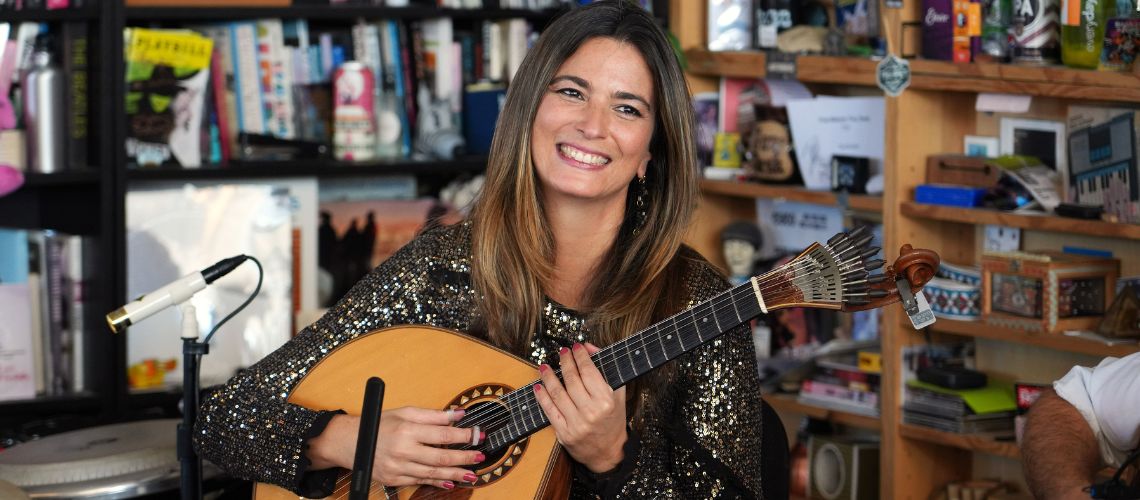 Marta Pereira da Costa leva guitarra portuguesa ao Tiny Desk Concert
