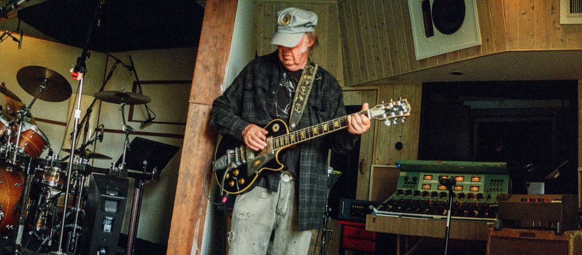 Neil Young lança álbum “Before and After” com regravações de vários clássicos [STREAMING]