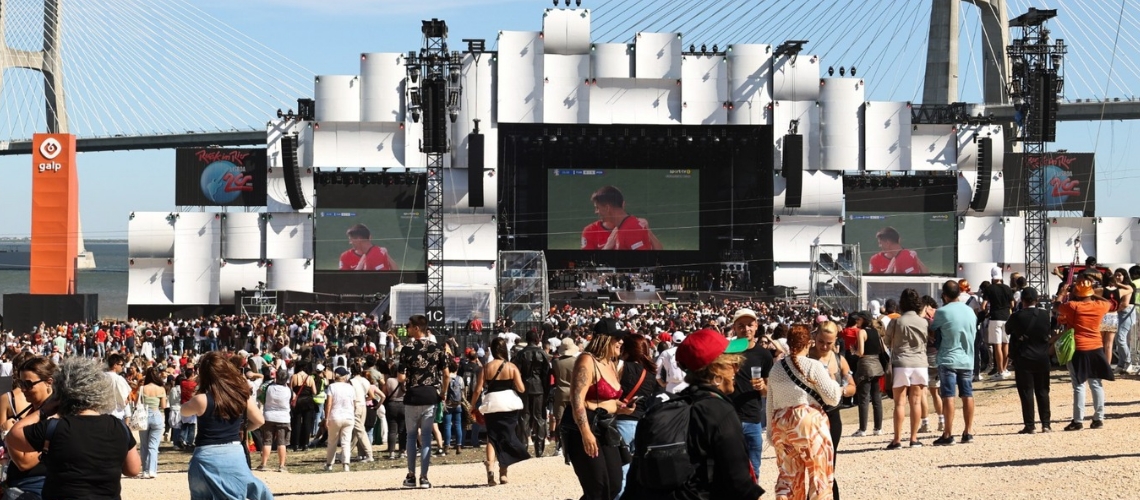 Rock In Rio: Festival de música completamente parado para ver futebol? Sim ou Não?