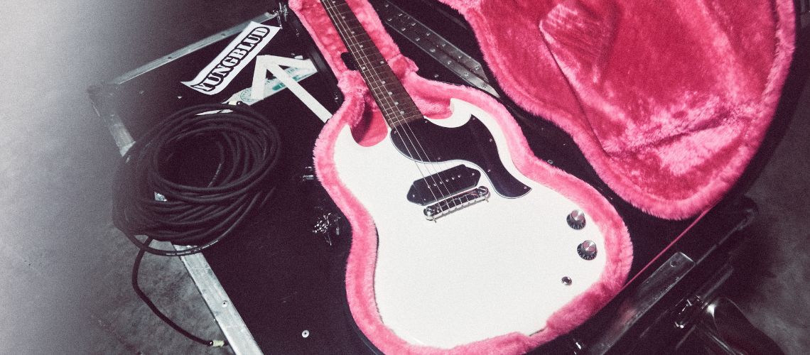 Yungblud junta-se à Epiphone para o lançamento da sua SG Junior de assinatura