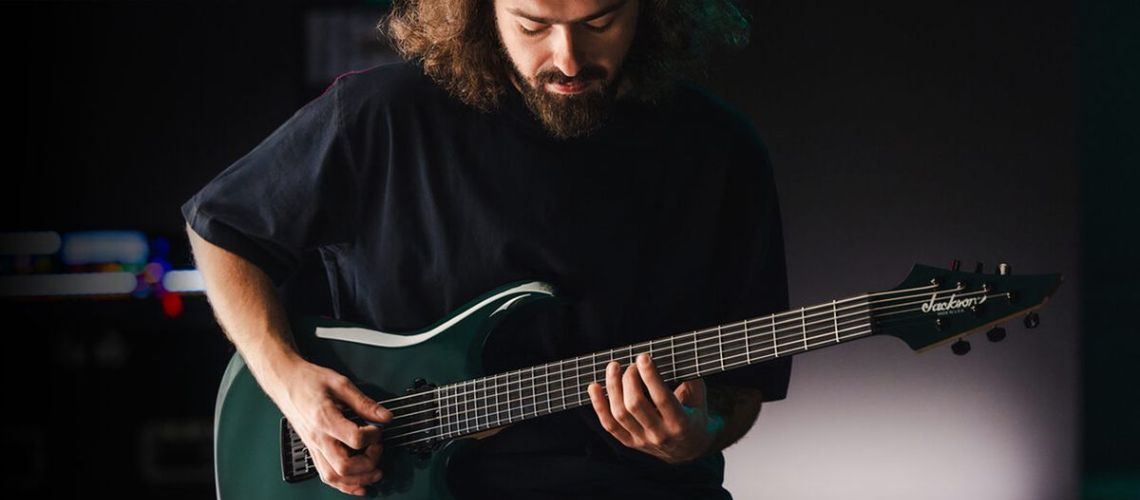 Jackson apresenta modelo de assinatura baritone de Roman Ibramkhalilov dos Jinjer