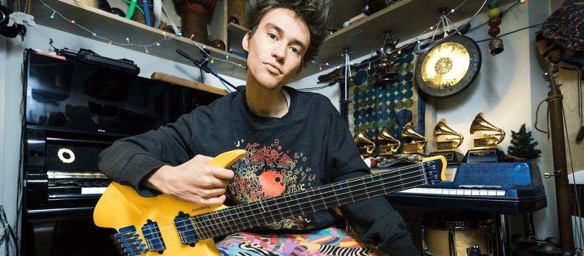 Strandberg revela modelo de assinatura de cinco cordas de Jacob Collier