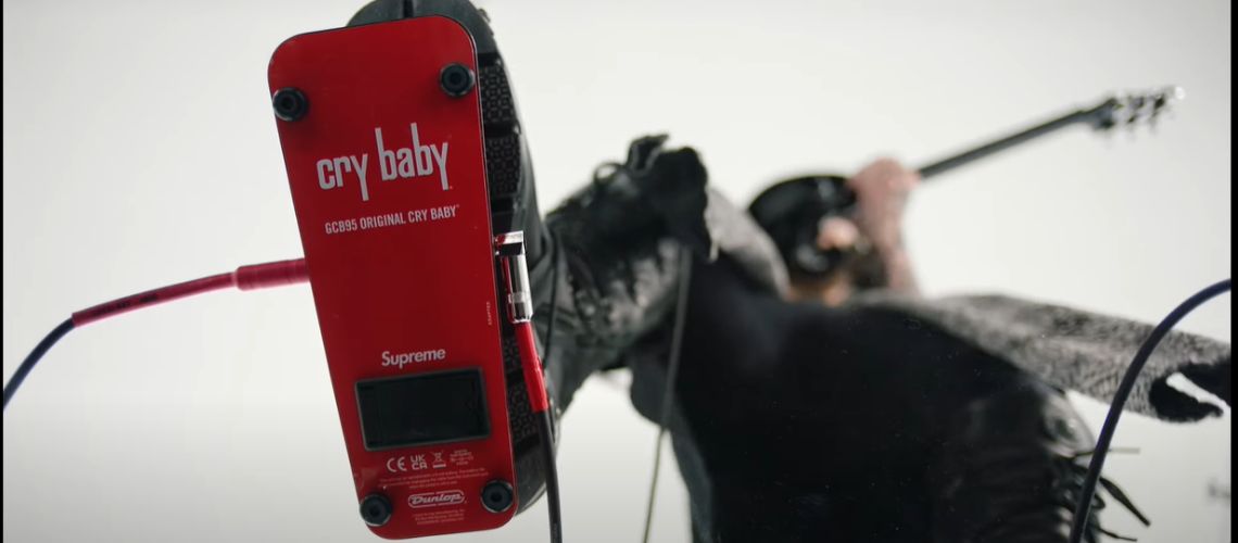 Dave Navarro revela Cry Baby Wah desenhado em parceria com a Supreme